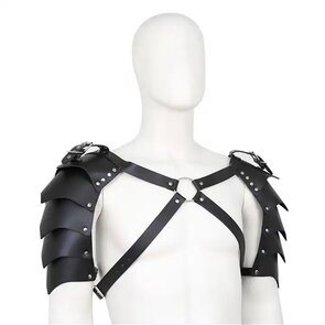 Zwarte Faux Leather Gladiator Schouder Armor – Verstelbare Warrior Harness